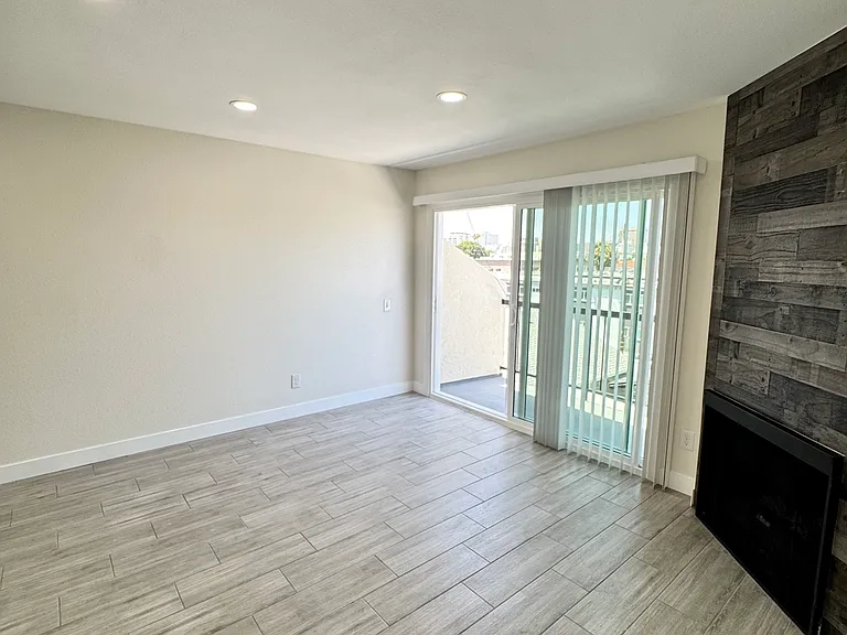 1117 E 4th St #7 — Photo 10