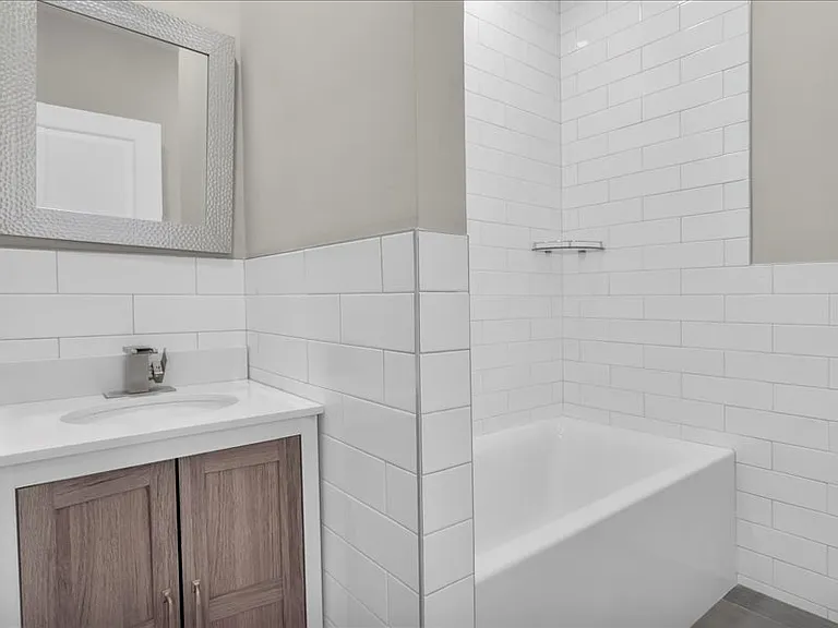 135 E Springer St — Photo 8