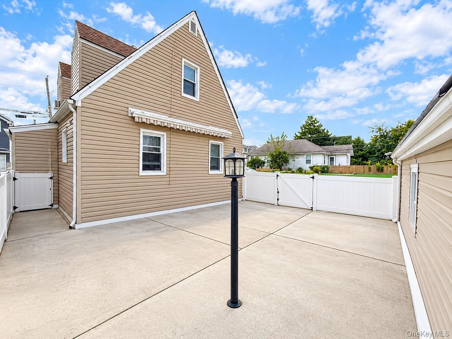 2 bed, 1.0 bath, 1135 sqft, $3,990 — Photo 3
