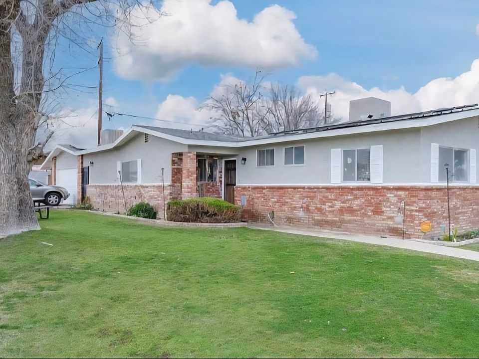 1st image of 301 Sanford Dr