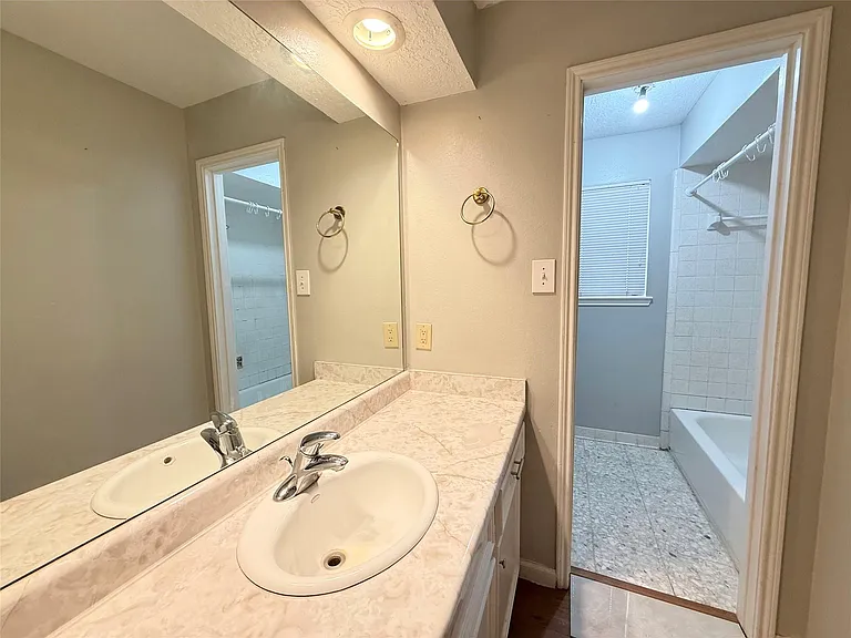 9002 Sabastian Dr — Photo 15