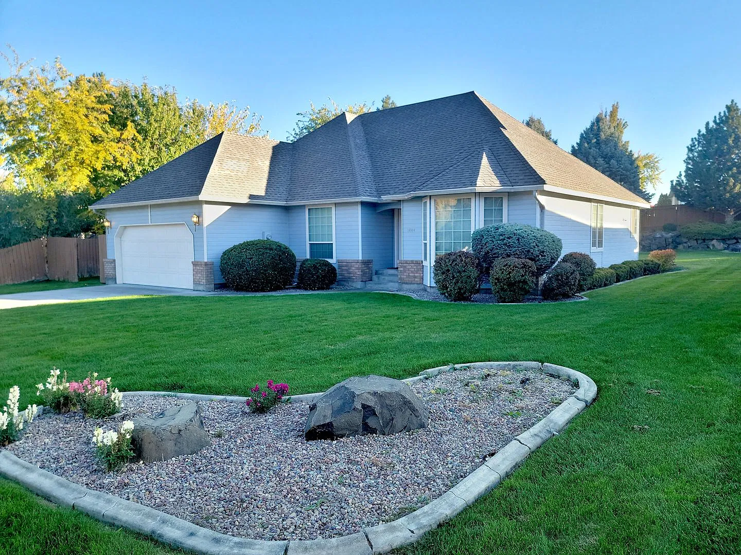 South Richland Rambler with Landscaping Included! — Photo 1