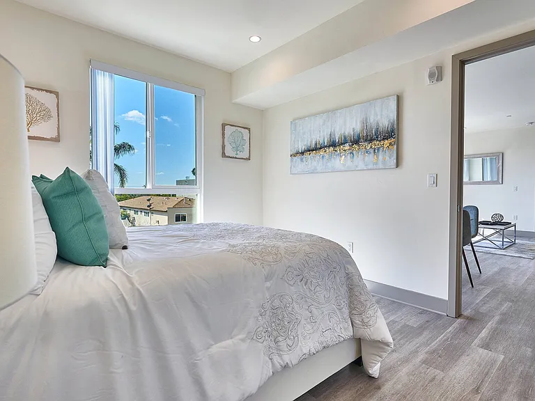 Lido Apartments - 4847 Oakwood — Photo 6