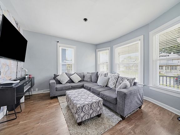 4th image of 483 Barrett St
