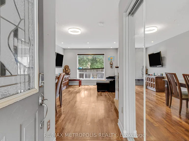 2420 Baintree Cres — Photo 11