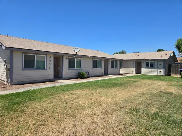 2532 W Chestnut Ct, Visalia, CA 93277