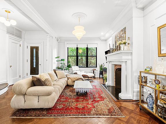 5th image of 162 Crown St