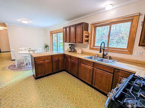5th image of 24 Heritage Dr