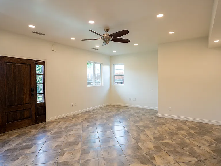 6734 Tampa Ave — Photo 12