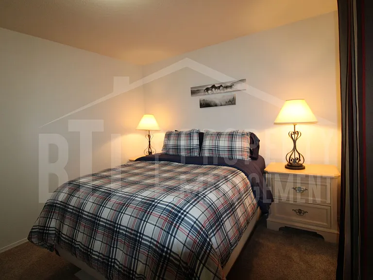 2910 Vineyards Pkwy #4 — Photo 8