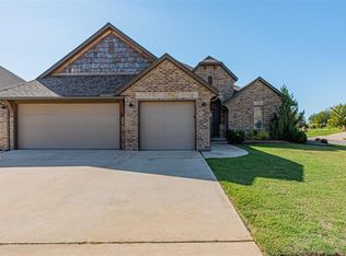 2824 SE 10th St, Moore, OK 73160