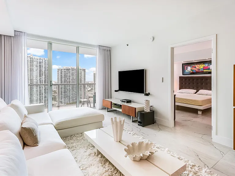 55 SE 6th St #3500 — Photo 9