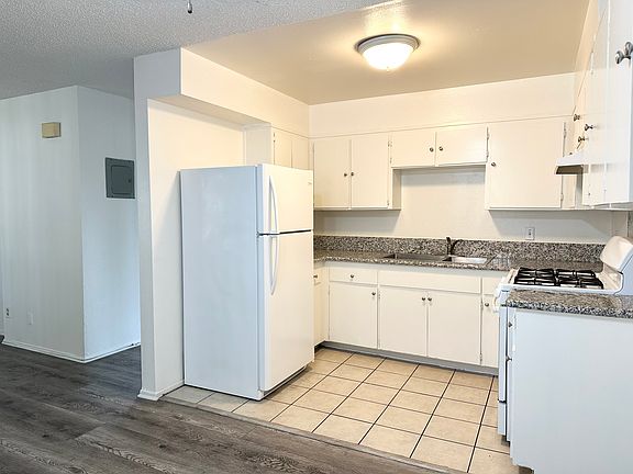 3rd image of 534 N Heliotrope Dr APT 8