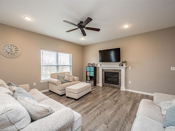 5th image of 1247 Daisy Cir