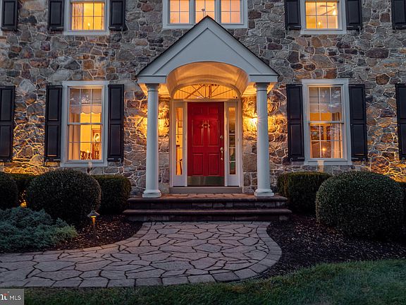 4th image of 28 Lily Pond Ln