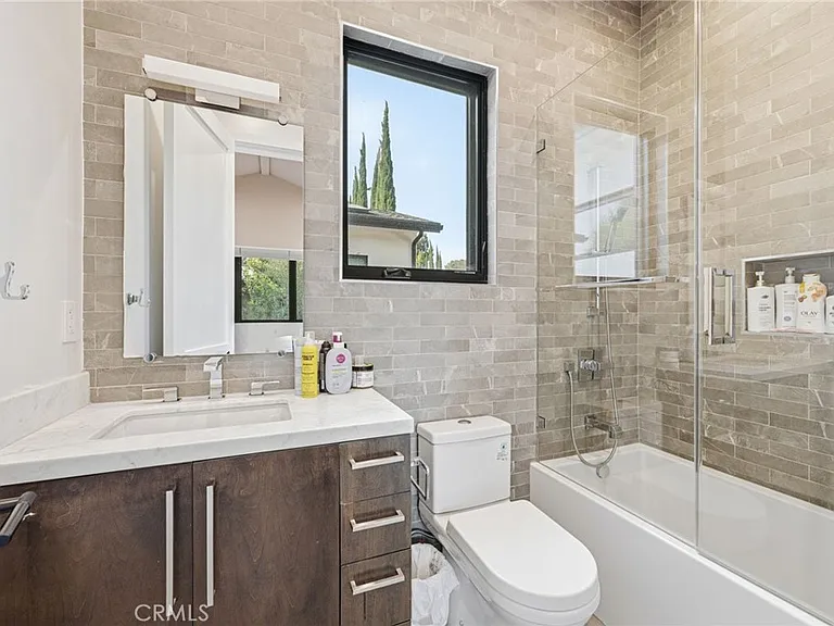 13135 Chandler Blvd — Photo 30