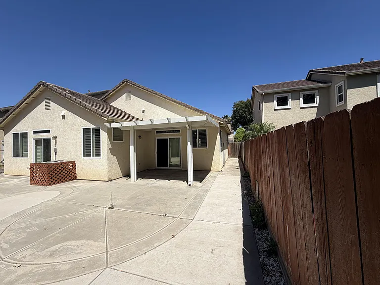 435 Petunia Ct — Photo 7