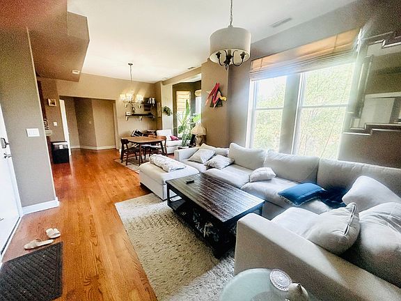 3rd image of 1058 N Damen Ave APT 3F