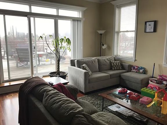 4th image of 924 W Cornelia Ave Floor 4