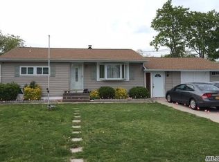 29 E Beech St, Central Islip, NY 11722