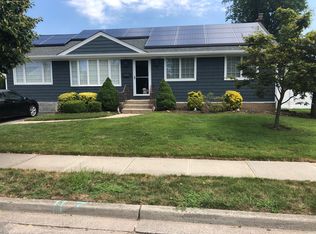 28 Kalda Ln, Plainview, NY 11803