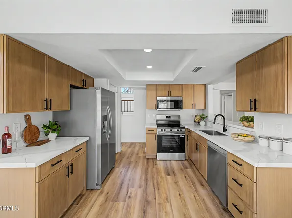 4221 E AMBERWOOD Drive, Phoenix, AZ 85048