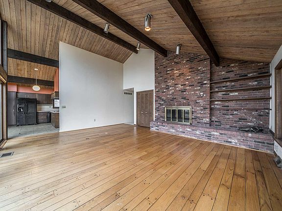 4th image of 833 Rosewood Dr