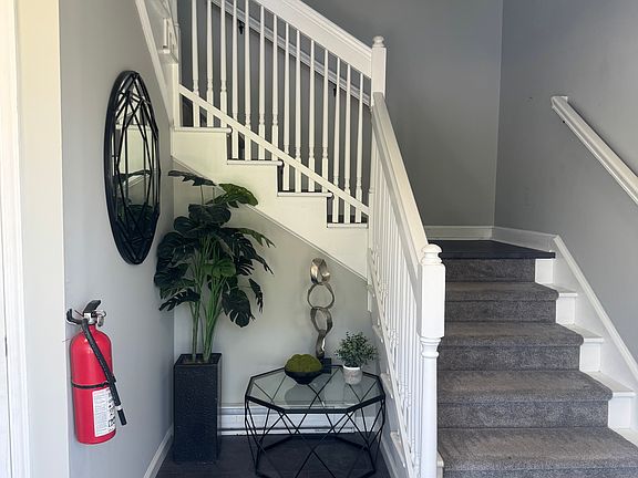 2nd image of 1039 Walker St #D
