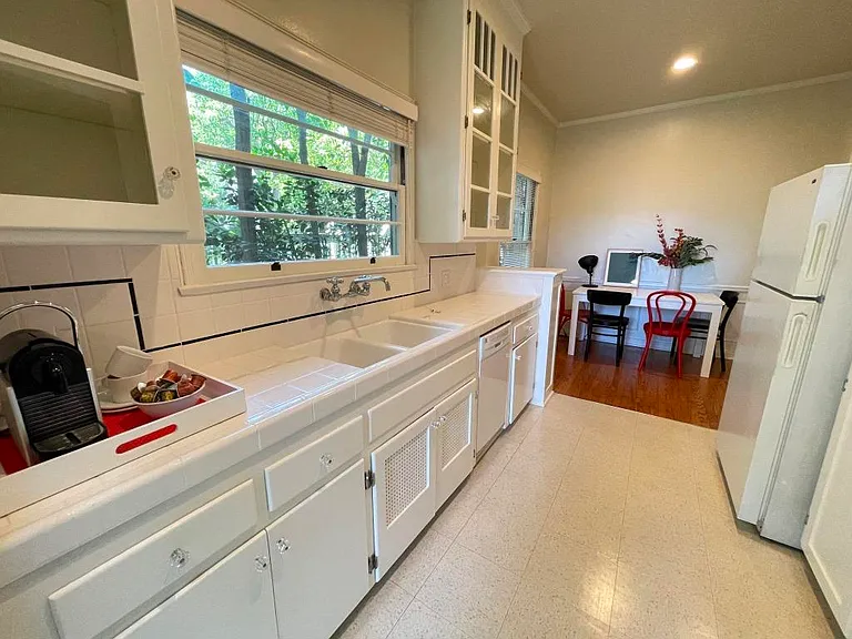 2285 N Beachwood Dr #5 — Photo 22