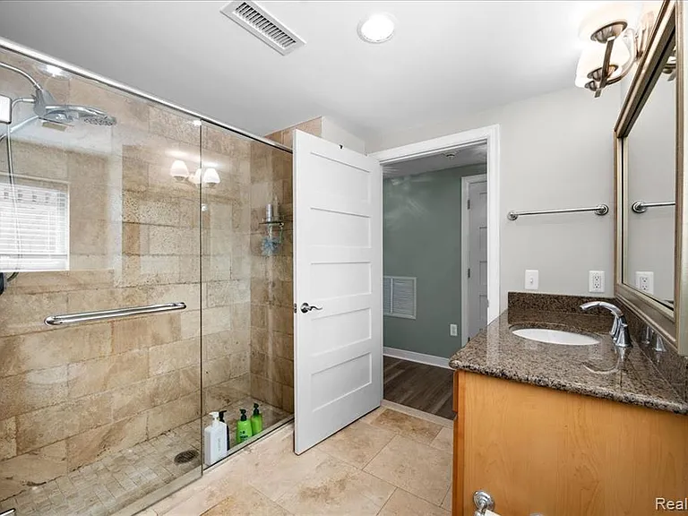 525 W Lafayette Blvd #C21 — Photo 14