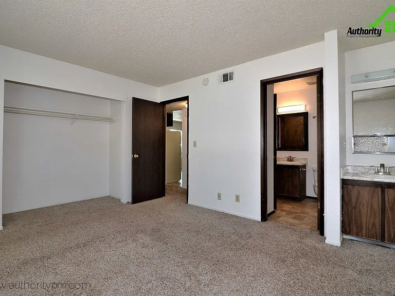 900 Jamieson Ct #4 — Photo 14