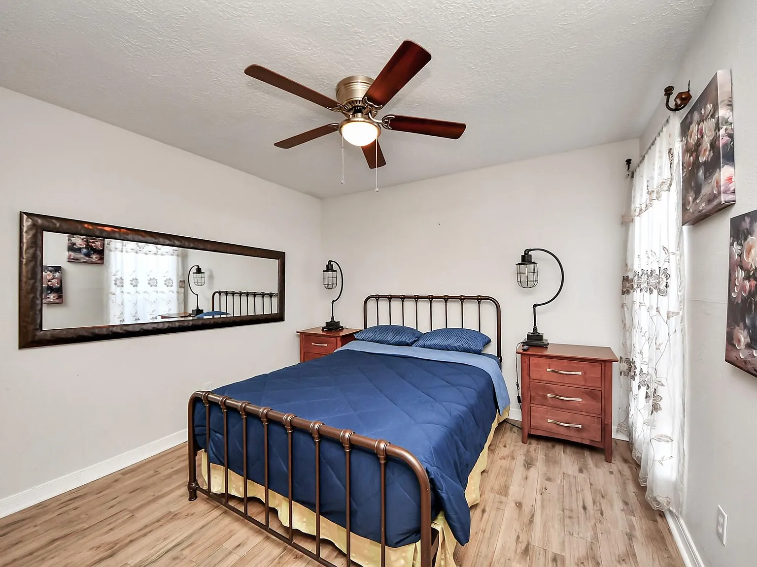 4 bed, 2.5 bath, 1870 sqft, $5,500 — Photo 2