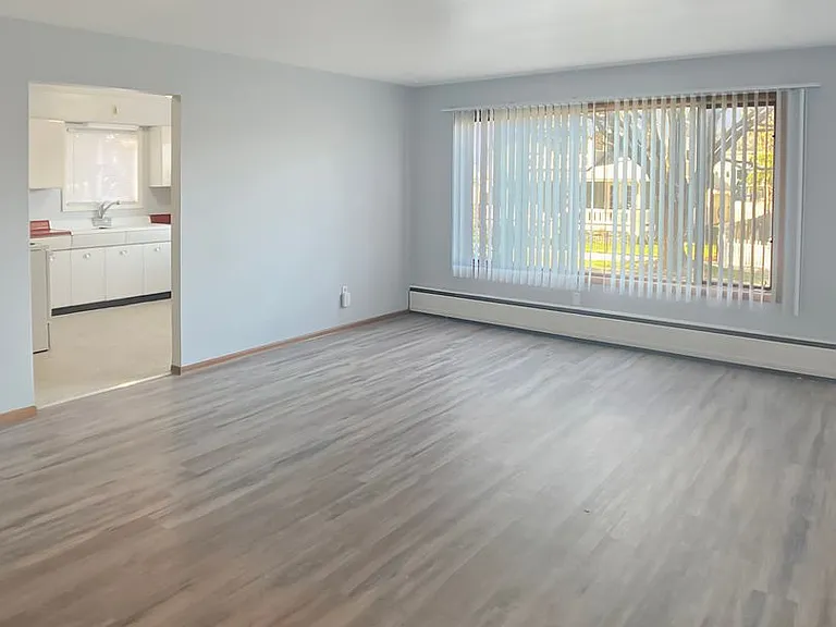1026 E Front Ave — Photo 6