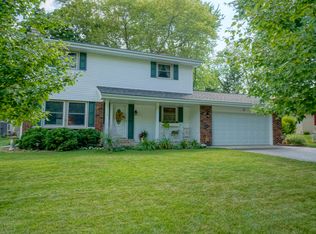 1129 Dona Rd, Hartland, WI 53029