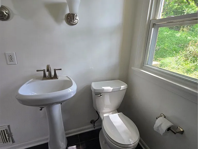 325 Outlook St — Photo 22