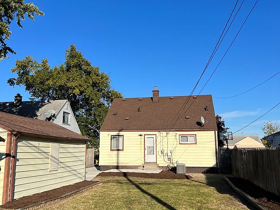 4th image of 24697 Wilmot Ave