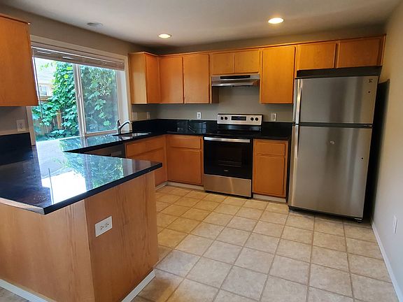 3rd image of 2421 NE 107th St