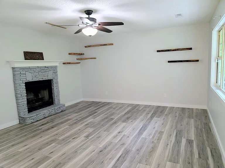 130 Hillside Dr — Photo 3