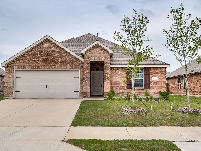 1307 Colonial Bluff Ln — Photo 2