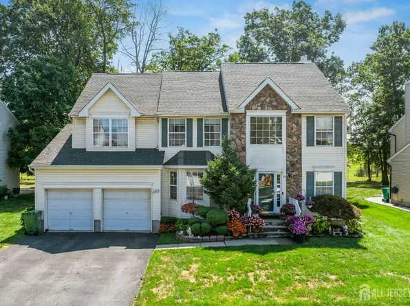 27 Ginger Dr, Edison, NJ 08837