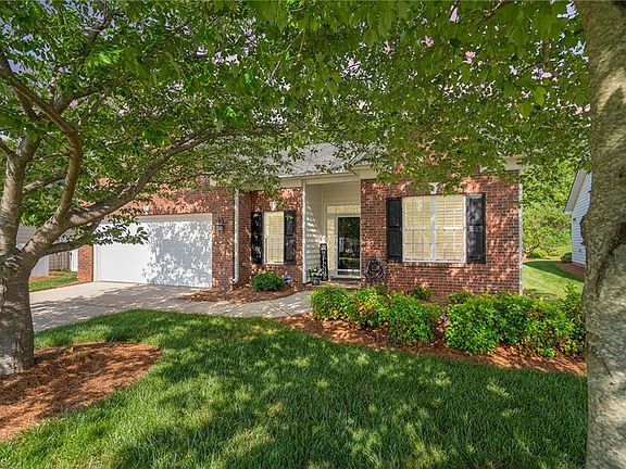 3rd image of 4816 Lake Laurel Ct