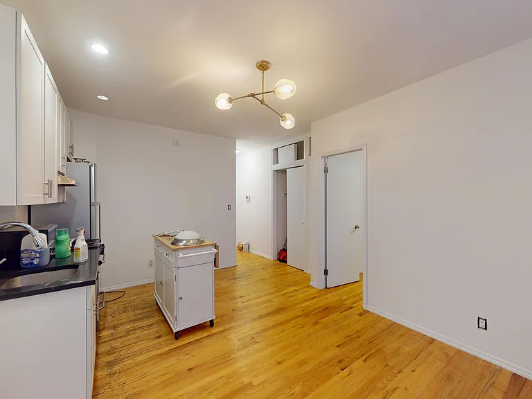 240 Waverly Pl #62 — Photo 2