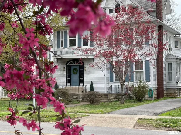 221 W Poplar St, Harrisburg, IL 62946