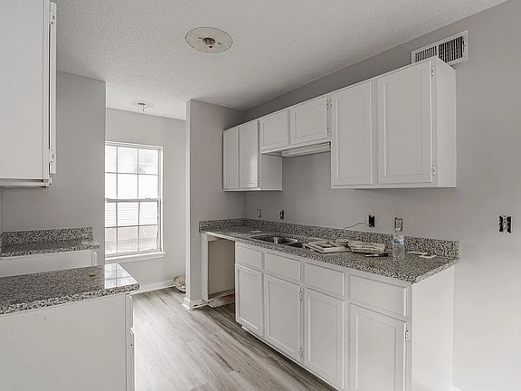 3rd image of 915 Texas St