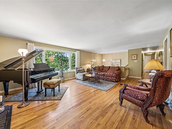 4th image of 2337 Southwood Dr