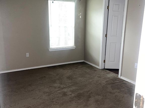 5th image of 215 W Gates Ave