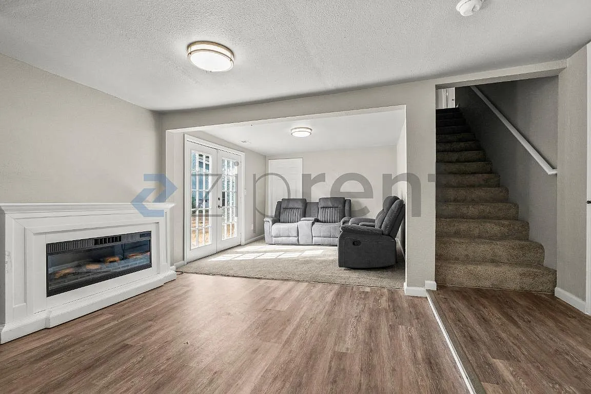 3 bed, 2200 sqft, $3,035 — Photo 3