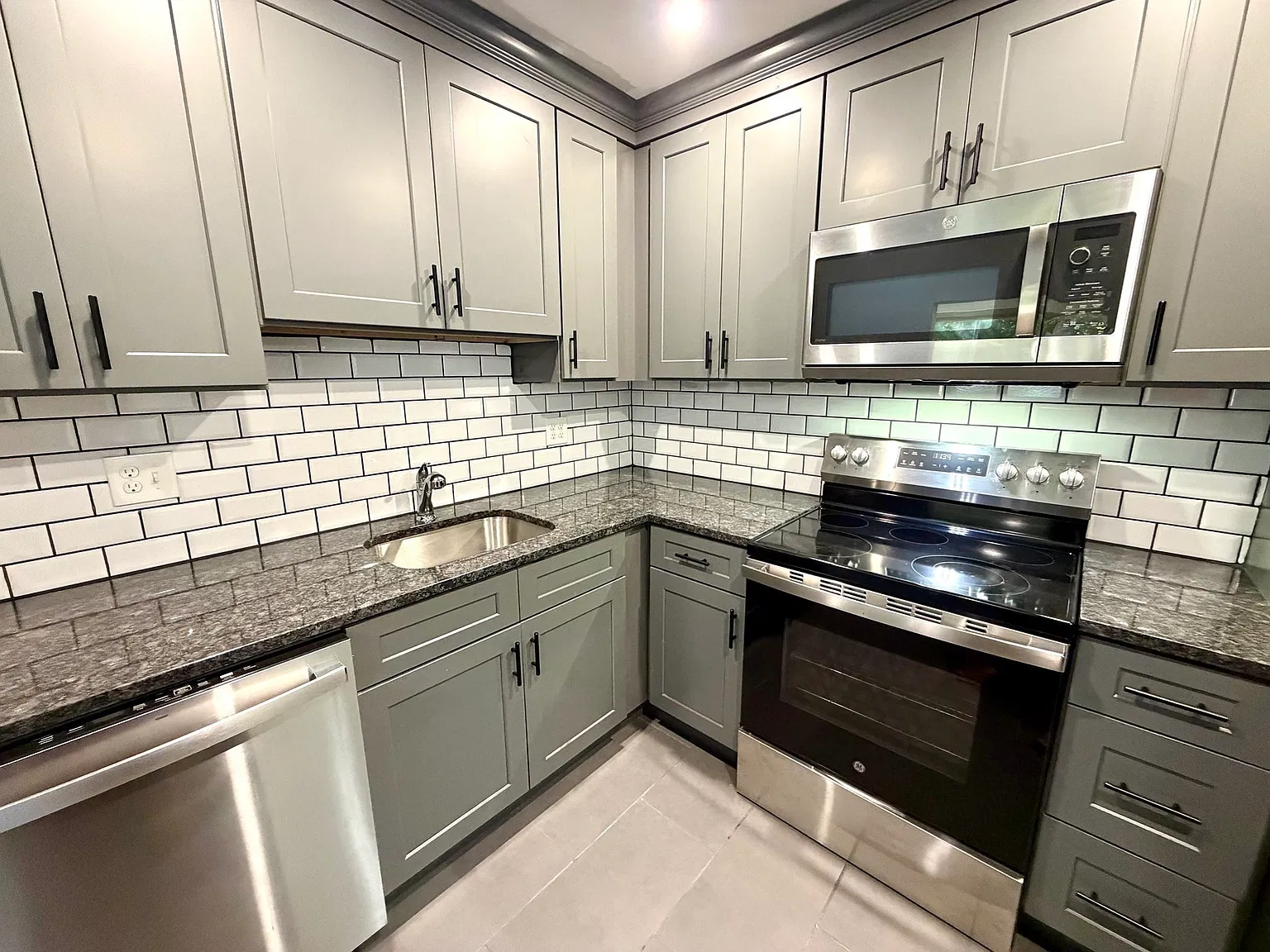 2 bed, 1.0 bath, 851 sqft, $2,200 — Photo 2