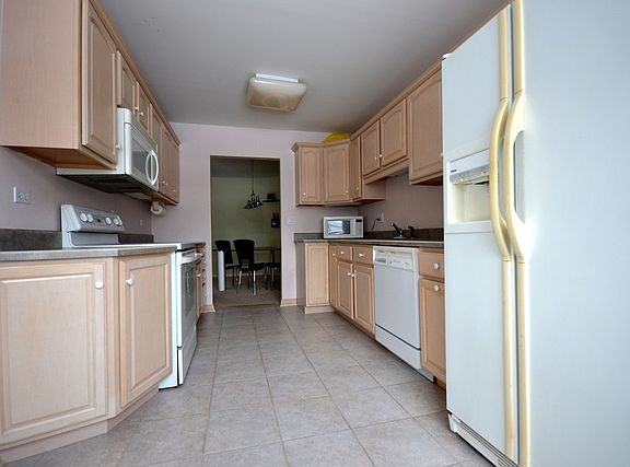 5th image of 190 Grove Ave Unit C