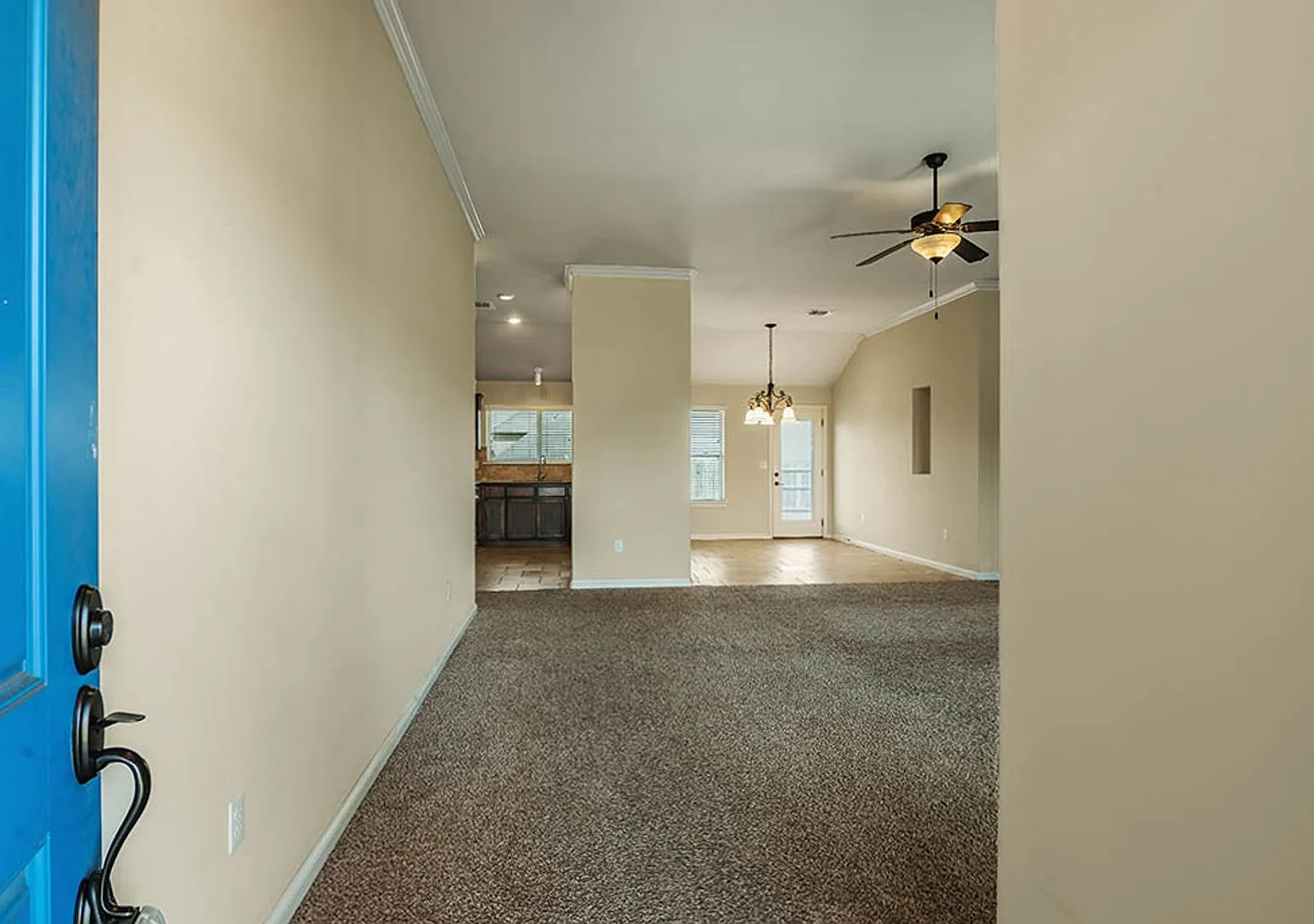 3 Bed 2 Bath With a Workout Room & Pool in the Clubhouse! — Photo 4